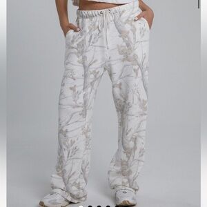 Dairy Boy Woodland Camo Sweatpants, Size small. Accidently ordered an extra.